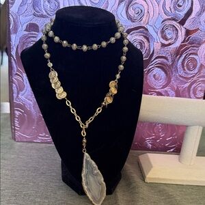 Chic Gold and Gray Necklace with Agate Pendant